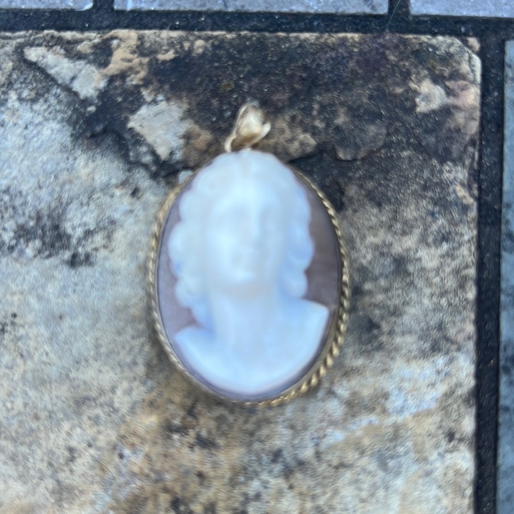 10kt vintage Cameo Pendant